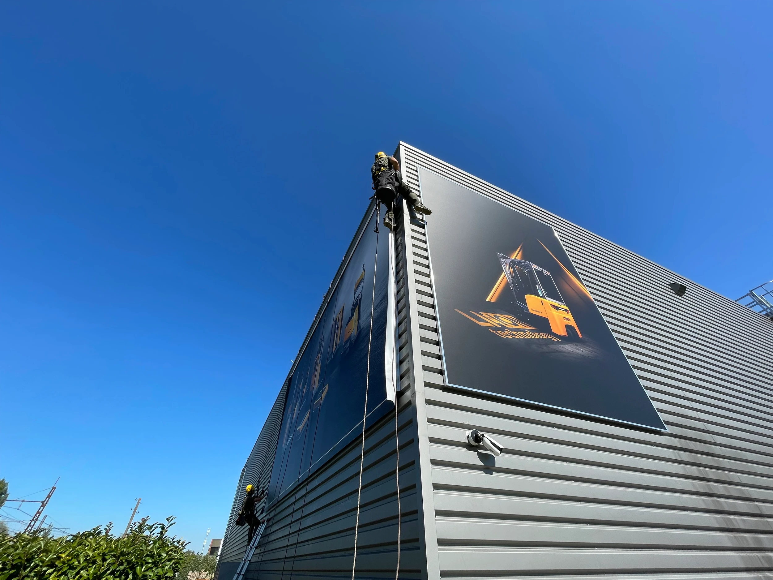 Intervention de cordistes MS Access pour visibilité renouvelée chez JUNGHEINRICH FRANCE SAS à Bruges (bâtiment) – 8